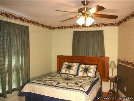 The Young House Bed And Breakfast Millinocket Bilik gambar