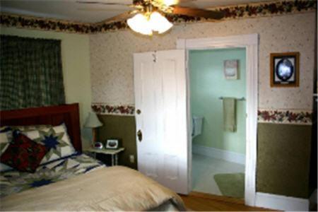 The Young House Bed And Breakfast Millinocket Bilik gambar