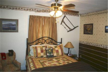 The Young House Bed And Breakfast Millinocket Bilik gambar