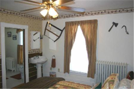 The Young House Bed And Breakfast Millinocket Bilik gambar